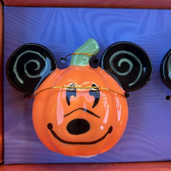 Disney ceramic salt & pepper shakers - Picture 2 of 8